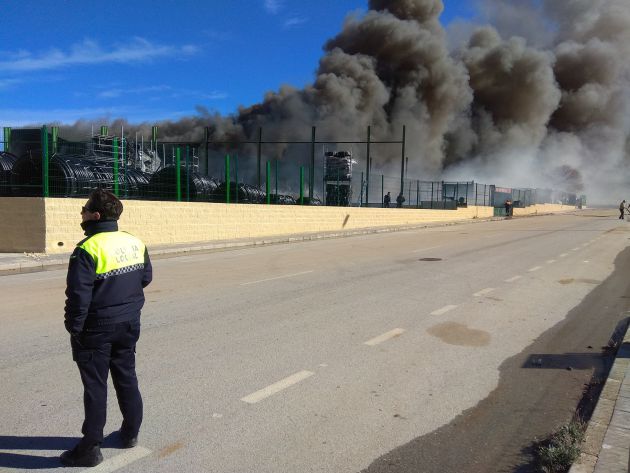 Incendio desde la parte posterior de las instalaciones Incendio desde la parte posterior de las instalaciones