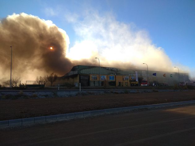 Naves industriales ardiendo en Caniles Naves industriales ardiendo en Caniles