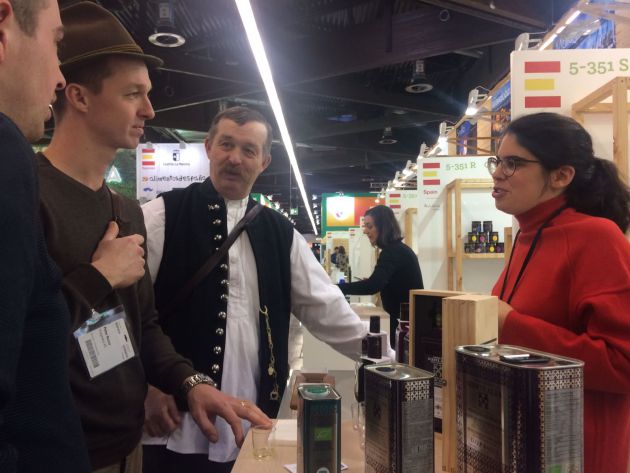 Responsables de "Suerte Alta" explican a los visitantes las características del aceite de oliva virgen extra que producen y de su almazara bioclimática Responsables de "Suerte Alta" explican a los visitantes las características del aceite de oliva virgen extra que producen y de su almazara bioclimática