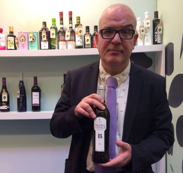 Juan Bolaños, de Bodegas Robles,muestra el vino ecológico de Robles premiado en el Mundus Vini con un Gran Oro. Juan Bolaños, de Bodegas Robles,muestra el vino ecológico de Robles premiado en el Mundus Vini con un Gran Oro.