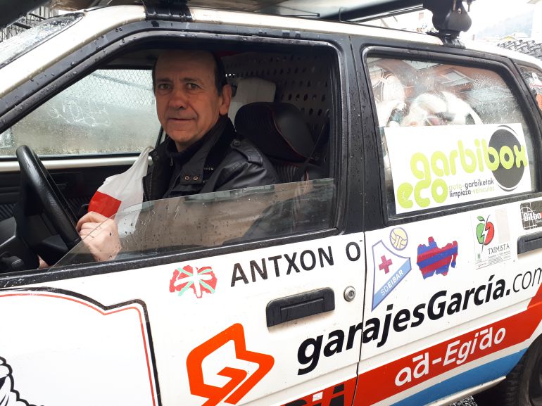 Fernando García, de 'Garage García', a bordo del coche con el que viajará al Sahara Fernando García, de 'Garage García', a bordo del coche con el que viajará al Sahara