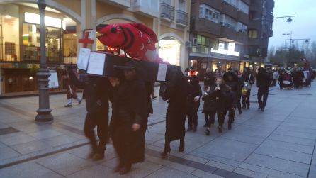 Un mordaz sermón y la quema de las sardinas ponen punto final al Carnaval de Palencia Un mordaz sermón y la quema de las sardinas ponen punto final al Carnaval de Palencia