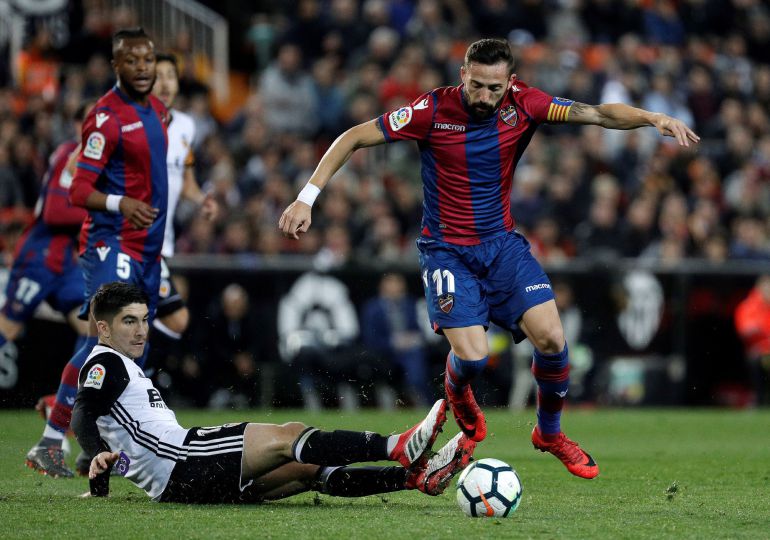 El centrocampista del Levante UD, José Luis Morales (d), se lleva el balón ante el defensa del Valencia CF, Carlos Soler, durante el encuentro correspondiente a la jornada 23 de primera división que disputan esta noche en el estadio valencianista de Mestalla. El centrocampista del Levante UD, José Luis Morales (d), se lleva el balón ante el defensa del Valencia CF, Carlos Soler, durante el encuentro correspondiente a la jornada 23 de primera división que disputan esta noche en el estadio valencianista de Mestalla.