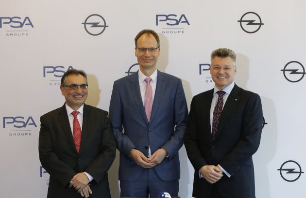 El CEO de Opel, Michael Lohscheller, junto a Antonio Cobo, director general de Opel España y de la planta de Figueruelas (izquierda) y Jonathan Akeroyd, director general comercial de Opel España (derecha) El CEO de Opel, Michael Lohscheller, junto a Antonio Cobo, director general de Opel España y de la planta de Figueruelas (izquierda) y Jonathan Akeroyd, director general comercial de Opel España (derecha)