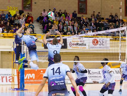 Alberto Salas al remate, en la 'mejor foto' de la última jornada de Superliga. Alberto Salas al remate, en la 'mejor foto' de la última jornada de Superliga.