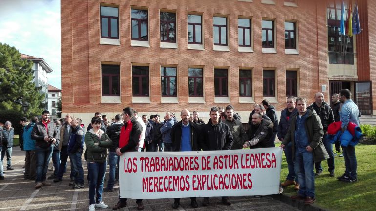 Trabajadores de la empresa Astur Leonesa, durante la concentración en Oviedo Trabajadores de la empresa Astur Leonesa, durante la concentración en Oviedo