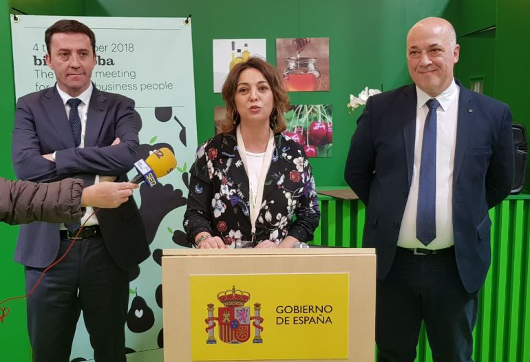 Ricardo Domínguez García-Baquero, Isabel Ambrosio y Antonio Ruiz durante la presentación de Biocórdoba en Biofach Ricardo Domínguez García-Baquero, Isabel Ambrosio y Antonio Ruiz durante la presentación de Biocórdoba en Biofach