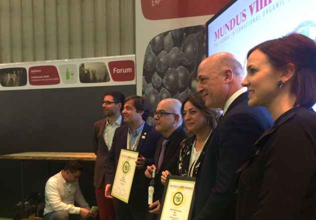 Juan Bolaños, acompañado de las autoridades recoge el Gran Oro de Piedraluenga de Bodegas Robles Juan Bolaños, acompañado de las autoridades recoge el Gran Oro de Piedraluenga de Bodegas Robles