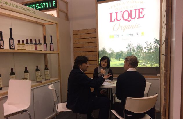 Rafael Gálvez de Luque Ecológico, atendiendo a unos clientes en su stand de Biofach Rafael Gálvez de Luque Ecológico, atendiendo a unos clientes en su stand de Biofach