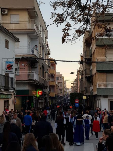 Masivo pasacalles a su paso por la calle General Fresneda Masivo pasacalles a su paso por la calle General Fresneda