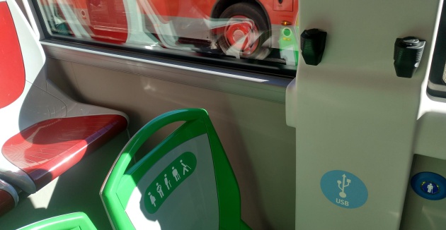 Los nuevos autobuses incluyen espacios de carga de móviles por USB Los nuevos autobuses incluyen espacios de carga de móviles por USB