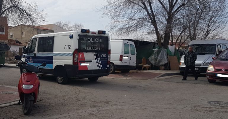 La Policía Local se ha llevado algunos de los enseres de la familia La Policía Local se ha llevado algunos de los enseres de la familia