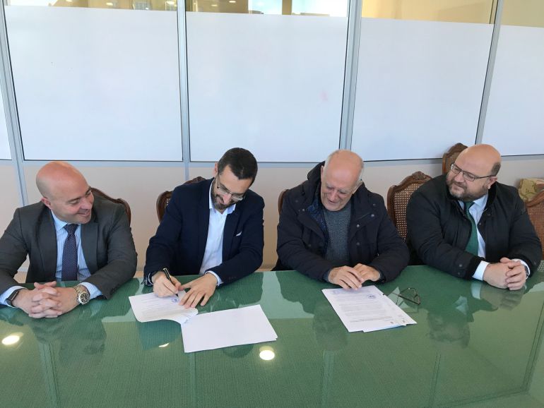 Instante en el que el alcalde, Juan Franco, firma el nuevo documento. Instante en el que el alcalde, Juan Franco, firma el nuevo documento.