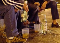 Los vecinos del Casco Antiguo alertan de que el botellón se extiende hasta el Benacantil