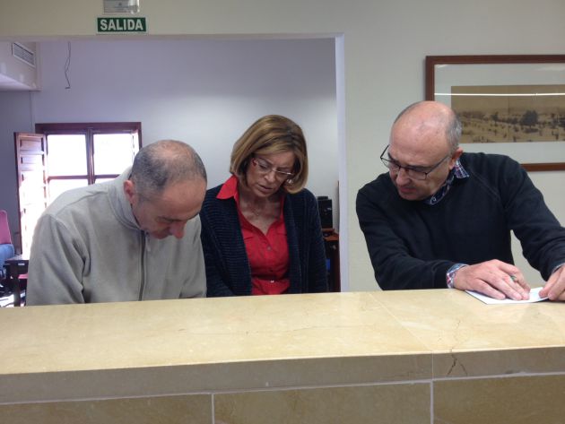 Ana Verdú y Rafael Morales consultan el registro en el Archivo Municipal. Ana Verdú y Rafael Morales consultan el registro en el Archivo Municipal.