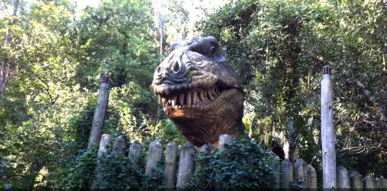 Recreación de un dinosaurio en el Centro de acogida de la fauna silvestre 'Karpin Aventura' de Karrantza Recreación de un dinosaurio en el Centro de acogida de la fauna silvestre 'Karpin Aventura' de Karrantza