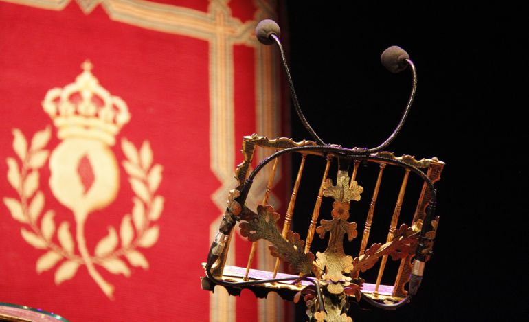 Atril del Teatro Isabel la Católica en el Pregón Oficial de la Semana Santa de Granada Atril del Teatro Isabel la Católica en el Pregón Oficial de la Semana Santa de Granada