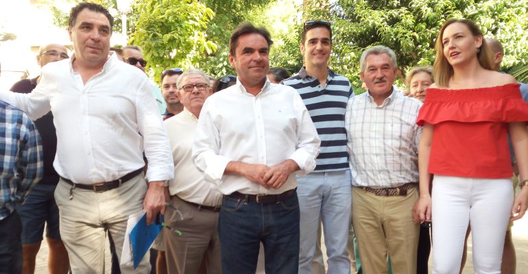Miguel Moreno (centro), con algunos de los alcaldes y concejales populares que se han marchado del PP. Miguel Moreno (centro), con algunos de los alcaldes y concejales populares que se han marchado del PP.