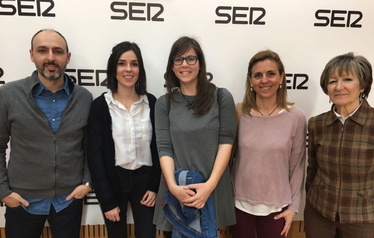 Antonio Ruiz, Lucía Arnaiz, Violeta Carmona, Pilar García y María Martínez Esparza en los estudios de Radio Murcia Antonio Ruiz, Lucía Arnaiz, Violeta Carmona, Pilar García y María Martínez Esparza en los estudios de Radio Murcia