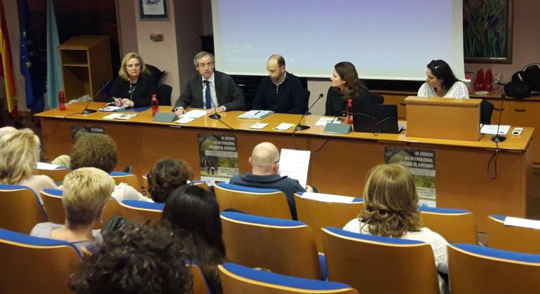 Imagen de la VII Jornada del Día Internacional del Asperger celebrada en la UMU. A la derecha, Sacha Sánchez Pardiñez, diagnosticada de asperger y madre de un niño y una niña que también sufren el trastorno Imagen de la VII Jornada del Día Internacional del Asperger celebrada en la UMU. A la derecha, Sacha Sánchez Pardiñez, diagnosticada de asperger y madre de un niño y una niña que también sufren el trastorno