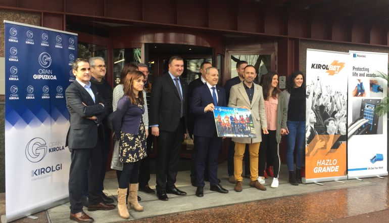 Organizadores y patrocinadores posan en el exterior del hotel donde ha tenido lugar la presentación Organizadores y patrocinadores posan en el exterior del hotel donde ha tenido lugar la presentación