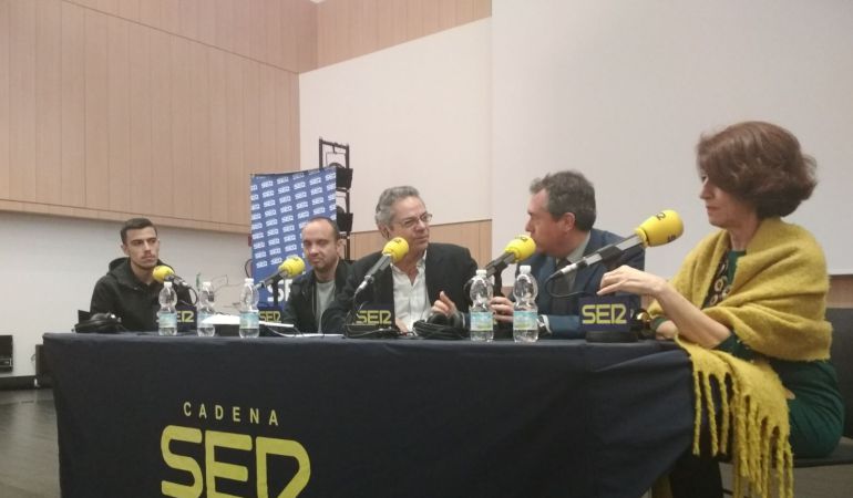 En la imagen, Salomón Hachuel junto a Juan Espadas, Mar González,Jesús Rubio y David Cruz En la imagen, Salomón Hachuel junto a Juan Espadas, Mar González,Jesús Rubio y David Cruz