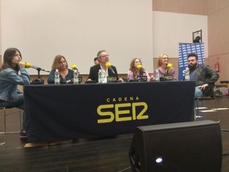 Salomón Hachuel junto a Ana García, Manuel de la Vega, Carmen Benítez López, Claudia Bonilla y Carmen,-vecina del barrio- Salomón Hachuel junto a Ana García, Manuel de la Vega, Carmen Benítez López, Claudia Bonilla y Carmen,-vecina del barrio-