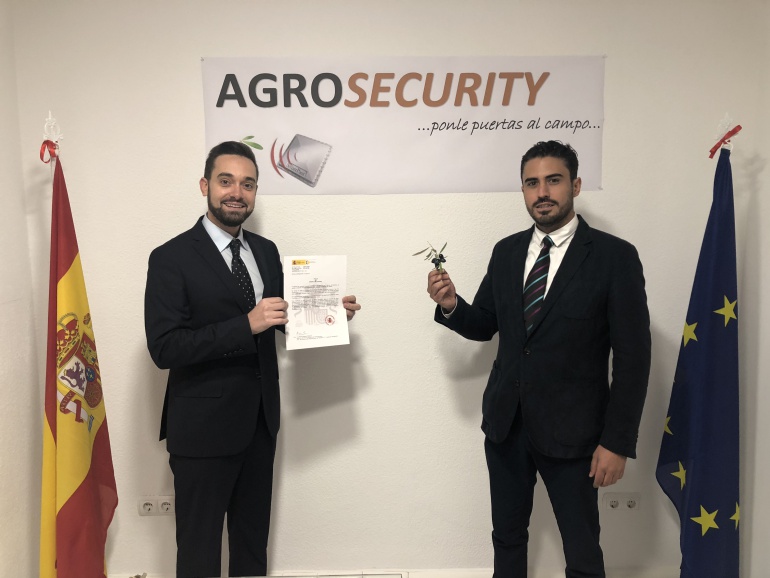 Ricardo y Antonio muestran la patente y su prototipo para ponerles "puertas al campo" de forma virtual Ricardo y Antonio muestran la patente y su prototipo para ponerles "puertas al campo" de forma virtual