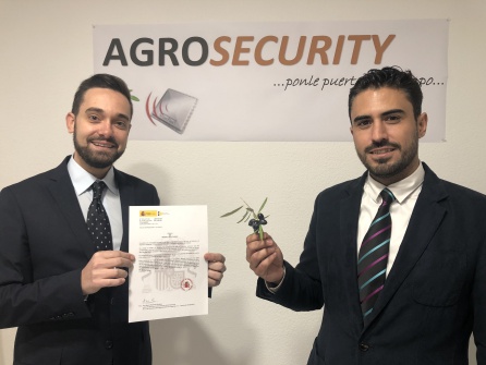 Ricardo y Antonio muestran orgullosos el invento patentado con el que quieren luchar contra los robos en el campo Ricardo y Antonio muestran orgullosos el invento patentado con el que quieren luchar contra los robos en el campo