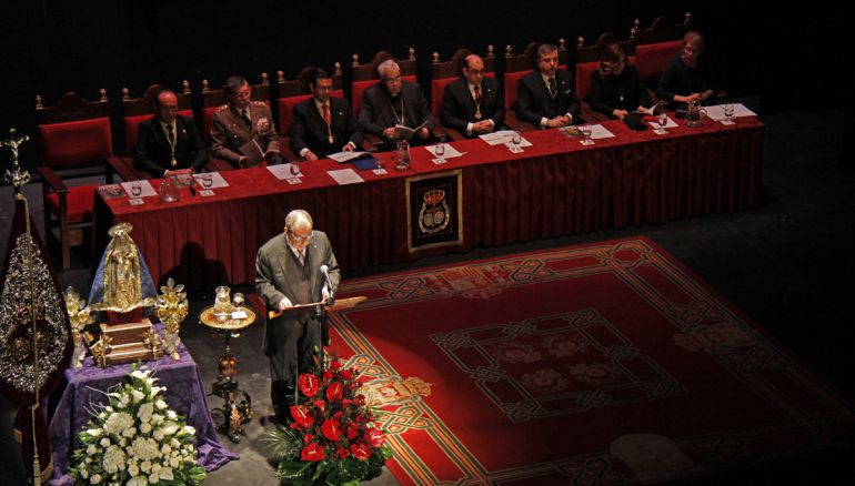 El pregonero de la Semana Santa de Granada de 2018 durante su intervención en el Teatro Isabel la Católica El pregonero de la Semana Santa de Granada de 2018 durante su intervención en el Teatro Isabel la Católica