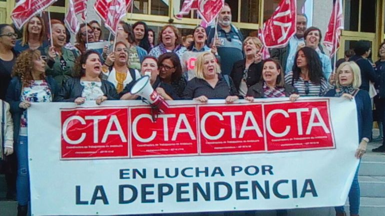 Trabajadoras de ayuda a domicilio, en su última protesta ante el Ayuntamiento. Trabajadoras de ayuda a domicilio, en su última protesta ante el Ayuntamiento.