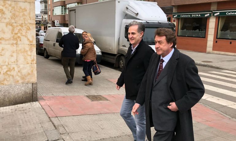 El cocnejal del PP en el Ayuntamiento de León, Javier García Prieto, en compañía del sindicalista de UGT, Miguel Ángel Álvarez, momentos antes de entrar a declarar como investigados por el Caso Caja España El cocnejal del PP en el Ayuntamiento de León, Javier García Prieto, en compañía del sindicalista de UGT, Miguel Ángel Álvarez, momentos antes de entrar a declarar como investigados por el Caso Caja España