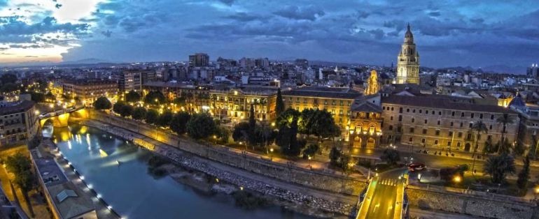 Panorámica de la ciudad de Murcia de noche. Panorámica de la ciudad de Murcia de noche.