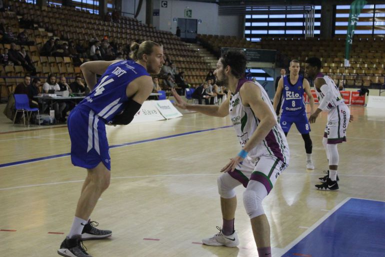 Octava victoria del CLub Ourense Baloncesto, en la cancha del Araberri por 90 a97 Octava victoria del CLub Ourense Baloncesto, en la cancha del Araberri por 90 a97