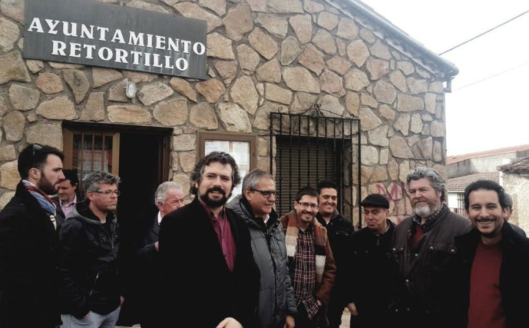 Parlamentarios en Retortillo, en una imagen del twitter de Ganemos Salamanca. Parlamentarios en Retortillo, en una imagen del twitter de Ganemos Salamanca.