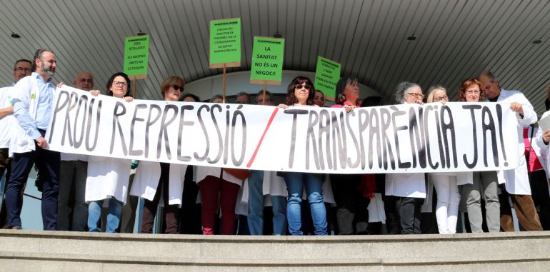 Pla contrapicat de l'entrada de l'Hospital Verge de la Cinta de Tortosa amb representants sindicals protestant per la persecució sindical d'una companya i la mala gestió del personal. Imatge del 19 de febrer de 2018 (horitzontal) Pla contrapicat de l'entrada de l'Hospital Verge de la Cinta de Tortosa amb representants sindicals protestant per la persecució sindical d'una companya i la mala gestió del personal. Imatge del 19 de febrer de 2018 (horitzontal)
