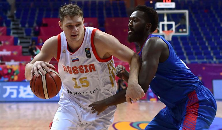 Olaseni defiende al ruso Mozgov durante el pasado Eurobasket de Turquía Olaseni defiende al ruso Mozgov durante el pasado Eurobasket de Turquía
