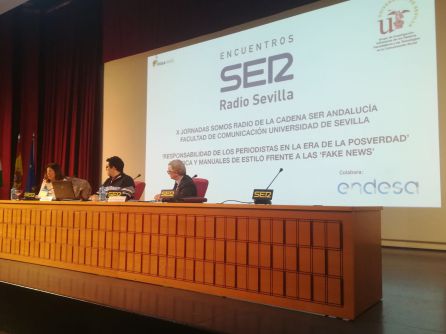 De izquierda a derecha, Lola Galán, defensora del lector de El País, el presentador de la mesa Carlos Serrano, y Alberto Fernández Torres, director general de Comunicación de Endesa. De izquierda a derecha, Lola Galán, defensora del lector de El País, el presentador de la mesa Carlos Serrano, y Alberto Fernández Torres, director general de Comunicación de Endesa.