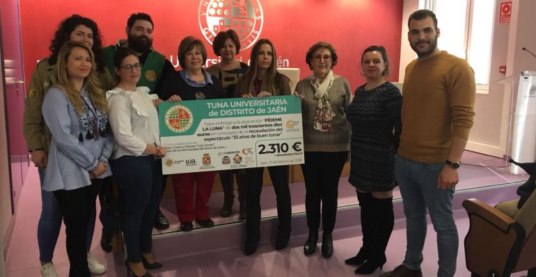 Resoionsables de la Tuna Unviersitaria del Distrito de Jaén entregan el cheque a la asociación 'Pídeme la Luna'. Resoionsables de la Tuna Unviersitaria del Distrito de Jaén entregan el cheque a la asociación 'Pídeme la Luna'.