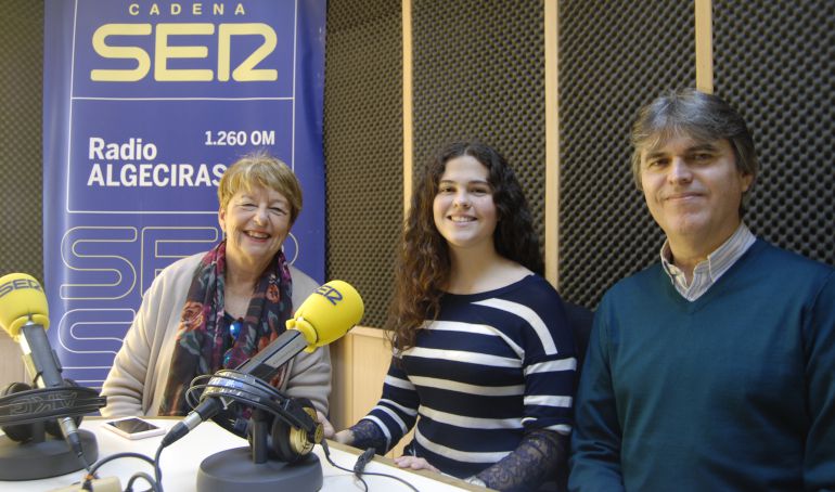 Ana Villaescusa, presidenta de Diverciencia y la alumna becada, Marta Márquez junto a su padre, en el transcurso del programa Hoy por Hoy Campo de Gibraltar Ana Villaescusa, presidenta de Diverciencia y la alumna becada, Marta Márquez junto a su padre, en el transcurso del programa Hoy por Hoy Campo de Gibraltar