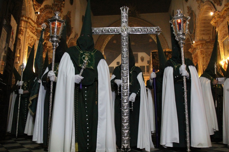 Nazarenos de la hermandad de La Esperanza antes de iniciar su estación de penitencia Nazarenos de la hermandad de La Esperanza antes de iniciar su estación de penitencia