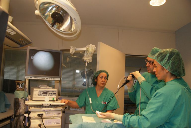 Imagen de archivo de varios profesionales sanitarios trabajando Imagen de archivo de varios profesionales sanitarios trabajando
