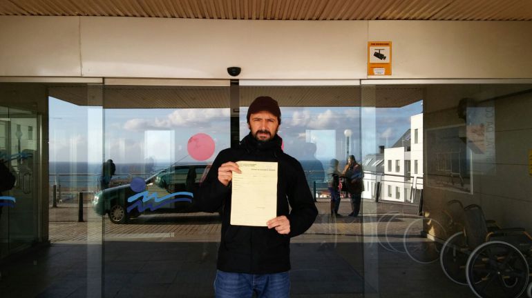 El paciente que presentó la denuncia a las puertas del Hospital da Costa con el escrito que registró. El paciente que presentó la denuncia a las puertas del Hospital da Costa con el escrito que registró.