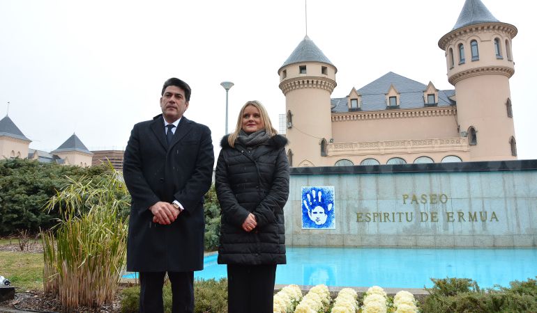 El alcalde de Alcorcón, David Pérez, junto a la presidenta de la Fundación Víctimas del Terrorismo, Marimar Blanco El alcalde de Alcorcón, David Pérez, junto a la presidenta de la Fundación Víctimas del Terrorismo, Marimar Blanco