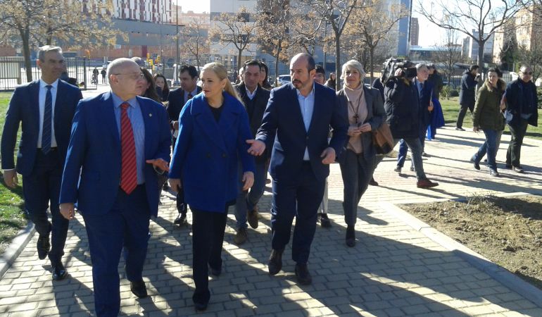 Cristina Cifuentes ha recorrido hoy el Parque del Universo en Parla, junto con el alcalde de la ciudad. Cristina Cifuentes ha recorrido hoy el Parque del Universo en Parla, junto con el alcalde de la ciudad.
