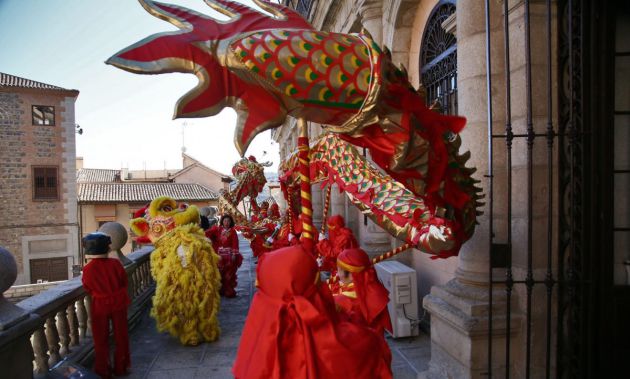 Un pasacalles de dragones ha llenado de color la Plaza del Ayuntamiento de Toledo Un pasacalles de dragones ha llenado de color la Plaza del Ayuntamiento de Toledo