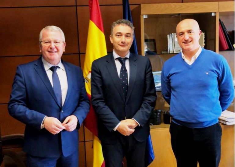El senador Alfonso Arias y el alcalde de Puente, Julio Arias, con el director general de Carreteras, Jorge Urrecho (en el centro de la imagen).
El senador Alfonso Arias y el alcalde de Puente, Julio Arias, con el director general de Carreteras, Jorge Urrecho (en el centro de la imagen).