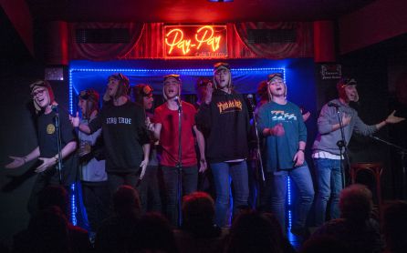 La comparsa juvenil De aquí nos despedimos canta en el homenaje de Radio Cádiz a Paco Alba en El Pay Pay La comparsa juvenil De aquí nos despedimos canta en el homenaje de Radio Cádiz a Paco Alba en El Pay Pay