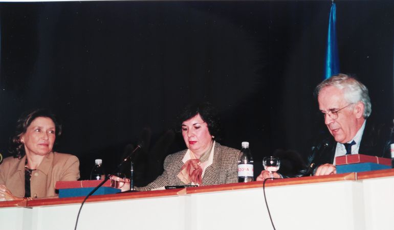 Forges junto a la concejal de cultura, Ana Luisa Delclaux y la profesora de Lengua del colegio Santiago Apóstol, Yolanda Bellod, en el acto de homenaje a Gloria Fuertes en el año 1999 Forges junto a la concejal de cultura, Ana Luisa Delclaux y la profesora de Lengua del colegio Santiago Apóstol, Yolanda Bellod, en el acto de homenaje a Gloria Fuertes en el año 1999