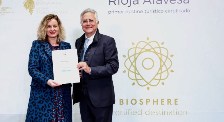 La Diputada Cristina Gonzalez recibe el premio "Biosphere" del presidente del Instituto de Turismo Responsable (ITR), Tomás Azcárate La Diputada Cristina Gonzalez recibe el premio "Biosphere" del presidente del Instituto de Turismo Responsable (ITR), Tomás Azcárate